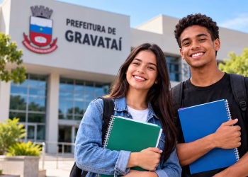 Dois estudantes com cadernos em frente à Prefeitura de Gravataí representam seleção de estágio para níveis técnico e superior.