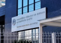 Placa do Ministério Público do Estado do Espírito Santo na fachada de pastilhas azuis da Procuradoria-Geral de Justiça, ilustrando a matéria sobre o estágio MPES