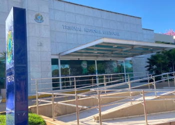 Fachada do prédio do Tribunal Regional Eleitoral de Mato Grosso do Sul, em Campo Grande, com rampa de acesso e totem com a sigla TRE-MS, local do estágio no TRE-MS
