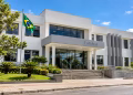 Fachada da Prefeitura em edifício branco moderno, bandeira do Brasil hasteada e jardim ao redor, simbolizando as vagas de estágio da Prefeitura de Guarapuava.