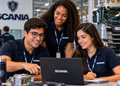 Estagiários trabalham em equipe em ambiente industrial, simbolizando o estágio da Scania 2027.