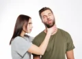Mulher segurando homem pelo pescoço em imagem que ilustra o significado das palavras garguelar e engarguelar.