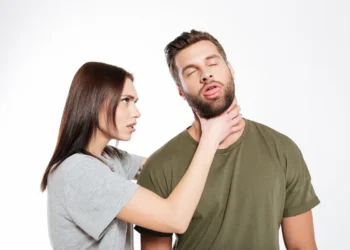 Mulher segurando homem pelo pescoço em imagem que ilustra o significado das palavras garguelar e engarguelar.