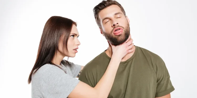Mulher segurando homem pelo pescoço em imagem que ilustra o significado das palavras garguelar e engarguelar.