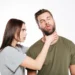 Mulher segurando homem pelo pescoço em imagem que ilustra o significado das palavras garguelar e engarguelar.