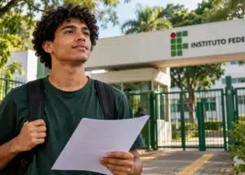Estudante com mochila e documento nas mãos em frente a um Instituto Federal, representando os vestibulares de graduação gratuita para 2027.