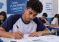 Estudante brasileiro realiza prova do Enem em sala de aula, representando um dos requisitos para receber o incentivo de R$ 200 do programa Pé-de-Meia.