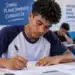 Estudante brasileiro realiza prova do Enem em sala de aula, representando um dos requisitos para receber o incentivo de R$ 200 do programa Pé-de-Meia.