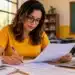 Professora analisa documentos e revisa questões em sala de aula, representando a seleção de elaboradores e revisores do Enade 2027.