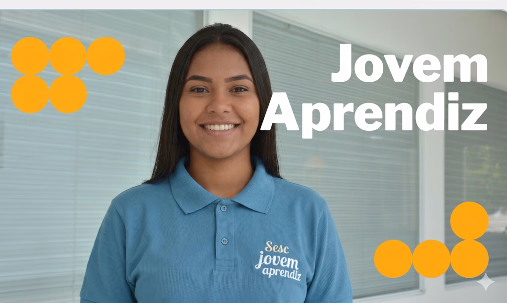 Imagem ilustrativa de jovem sorridente com camisa polo azul bordada com "Jovem Aprendiz", ao lado da inscrição "Jovem Aprendiz" em letras brancas e círculos amarelos, representando as vagas do Jovem Aprendiz Sesc