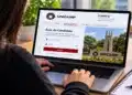 Jovem acessa área do candidato Unicamp pelo notebook com login e imagem do campus, simbolizando a consulta aos locais de prova do vestibular da Unicamp.