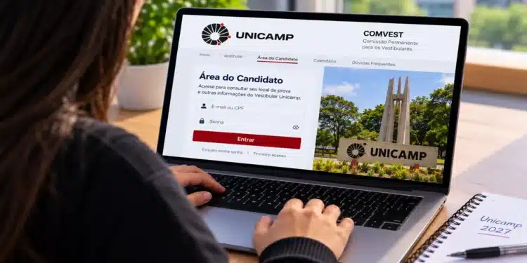Jovem acessa área do candidato Unicamp pelo notebook com login e imagem do campus, simbolizando a consulta aos locais de prova do vestibular da Unicamp.