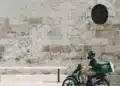 Entregador em scooter na rua: motorista e entregador de aplicativo podem ser nanoempreendedor pela regra dos 25%