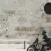 Entregador em scooter na rua: motorista e entregador de aplicativo podem ser nanoempreendedor pela regra dos 25%