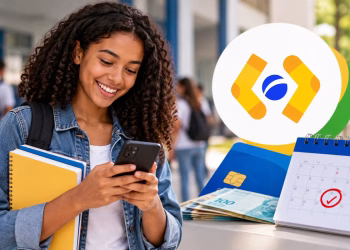 Imagem ilustrativa de estudante do ensino médio sorrindo ao conferir no celular a parcela do Pé-de-Meia, com cadernos no braço, cartão bancário, cédulas e calendário com data marcada ao lado