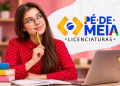 Universitária com lápis e notebook ao lado da identidade visual do Pé-de-Meia Licenciaturas, programa que prevê pagamento retroativo por atraso no cadastro.