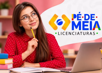 Universitária com lápis e notebook ao lado da identidade visual do Pé-de-Meia Licenciaturas, programa que prevê pagamento retroativo por atraso no cadastro.
