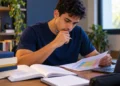 Estudante analisa edital de concurso para definir quais matérias precisam de mais horas de estudo.