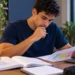 Estudante analisa edital de concurso para definir quais matérias precisam de mais horas de estudo.