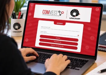 Candidata realiza inscrição no processo seletivo ENEM-Unicamp 2027 pelo site da Comvest, que oferece 431 vagas em cursos de graduação.