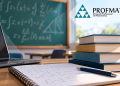 Imagem ilustrativa de mesa de estudos com caderno de cálculos matemáticos, caneta, livros e notebook diante de um quadro com fórmulas, ao lado da logomarca do Profmat, em referência ao Profmat 2027