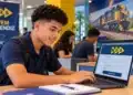 Jovem utilizando notebook com o logotipo da MRS Logística, representando a inscrição no Programa Aprendiz da empresa.