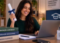 Imagem ilustrativa de mulher sorridente segurando um diploma enrolado com fita azul diante de um notebook, com livros sobre educação a distância e legislação educacional na mesa, em referência à validade do diploma de graduação a distância