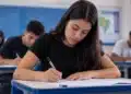 Jovem participante responde prova do Encceja 2026 em sala de aula
