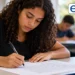 Estudante escrevendo a redação do Enem durante aplicação da prova.