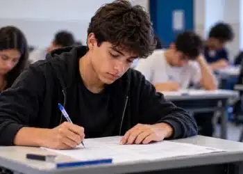 Estudante concentrado respondendo questões em sala de aula durante prova, ilustrando a participação de treineiros na primeira fase da Unicamp 2027.