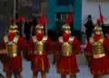 Recriadores vestidos de soldados romanos marchando em formação, tema da origem da palavra salário