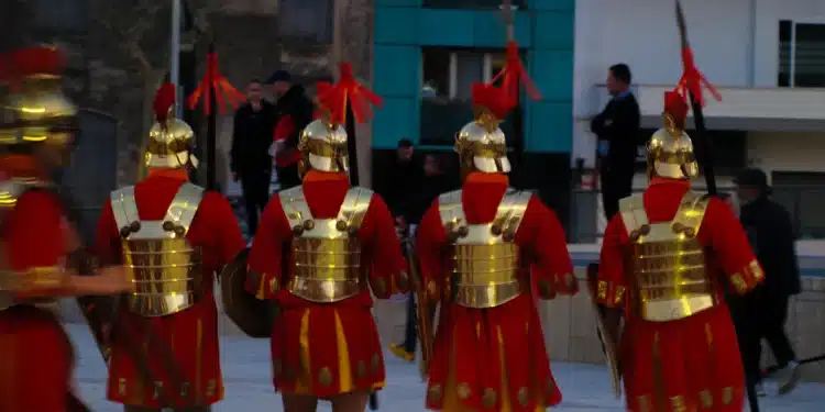Recriadores vestidos de soldados romanos marchando em formação, tema da origem da palavra salário