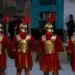 Recriadores vestidos de soldados romanos marchando em formação, tema da origem da palavra salário