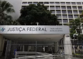 Fachada do prédio da Justiça Federal, Seção Judiciária do Rio de Janeiro, com letreiro na entrada e portão gradeado, órgão que abriu seleção de estágio em Gestão Ambiental