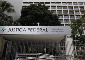 Fachada do prédio da Justiça Federal, Seção Judiciária do Rio de Janeiro, com letreiro na entrada e portão gradeado, órgão que abriu seleção de estágio em Gestão Ambiental