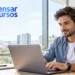 Homem utiliza um notebook em escritório moderno, com o logotipo do Pensar Cursos no canto superior esquerdo.