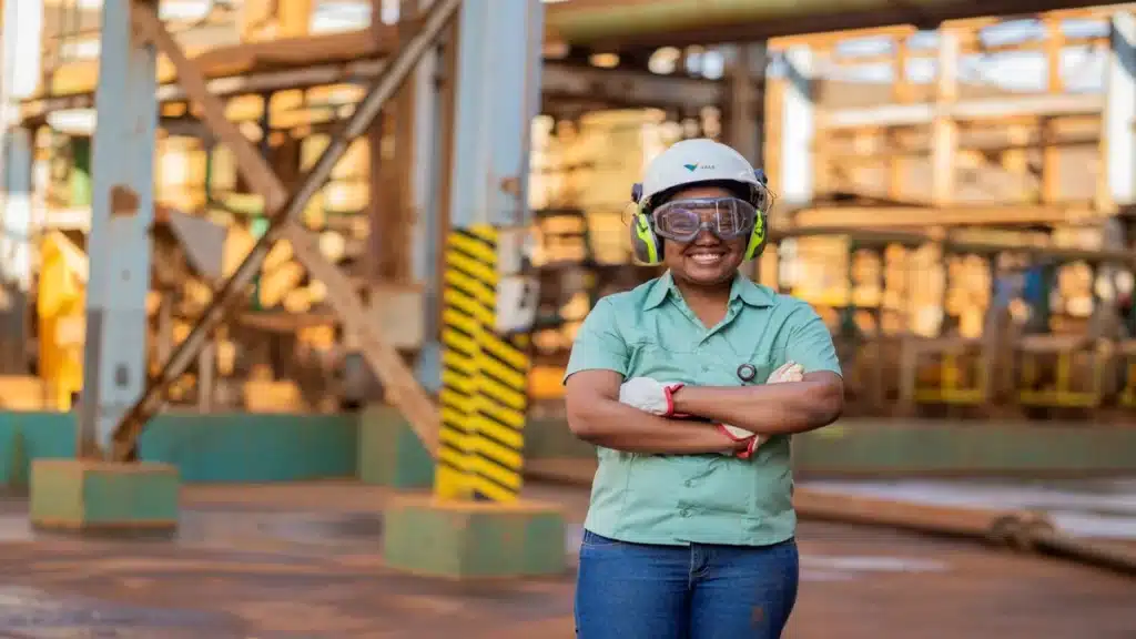 Trabalhadora da Vale em área industrial onde empresa mantém processos seletivos para níveis médio e técnico.