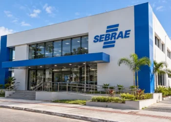Edifício do Sebrae com fachada branca e azul, rampa e jardim ao lado em dia ensolarado, simbolizando as vagas de estágio do Sebrae.