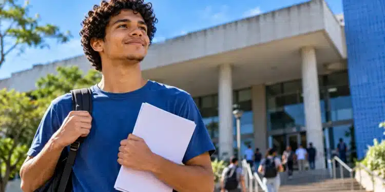 Estudante com mochila e documentos em frente a uma universidade, representando a oportunidade de financiamento pelas vagas remanescentes do Fies 2026.