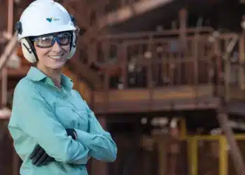 Profissional da Vale em unidade industrial onde empresa oferece vagas em Minas Gerais e Pará.