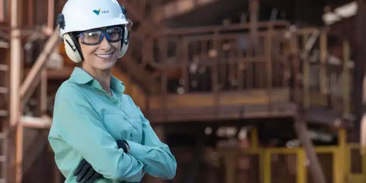 Profissional da Vale em unidade industrial onde empresa oferece vagas em Minas Gerais e Pará.