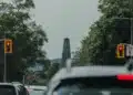 Carros parados no sinal vermelho, cena que ilustra o verbo parar sem acento em frases como o trânsito para